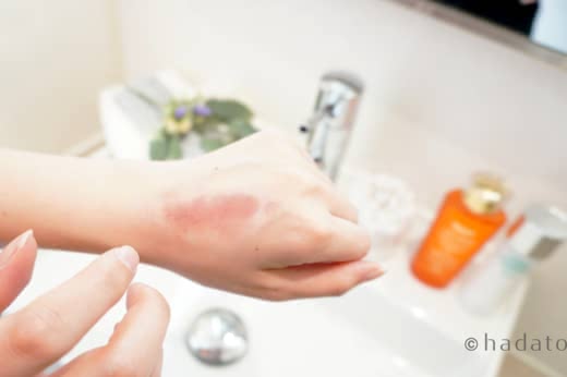 化粧水は手とコットンどっちでつけるべき？