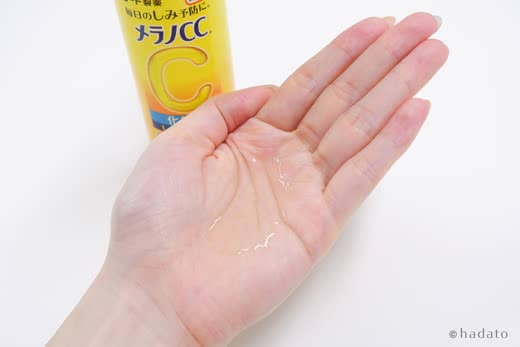 メラノCC 薬用しみ対策 美白化粧水のテクスチャ